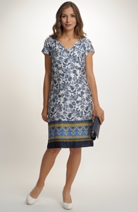 Letní šaty s jemným ozdobným vzorem u lemů